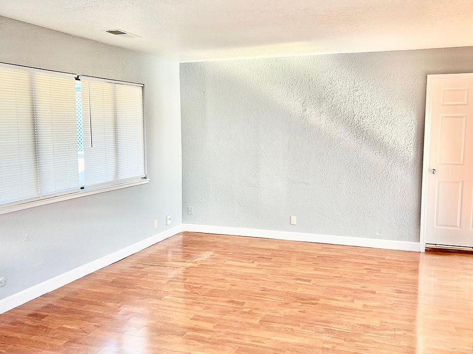 1st image of 3117B Holly Dr