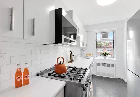5th image of 70 E 10th St APT 14R