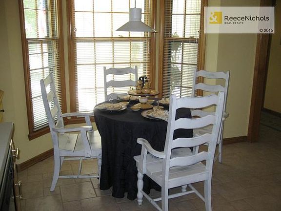 Darling breakfast nook