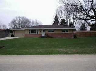 325 Oak Ridge Dr, Freeport, IL 61032