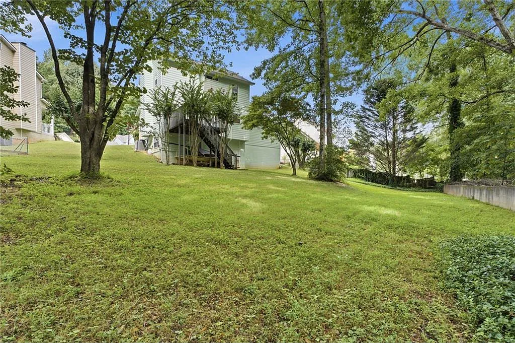 3 bed, 2.5 bath, 2268 sqft, $2,399 — Photo 2