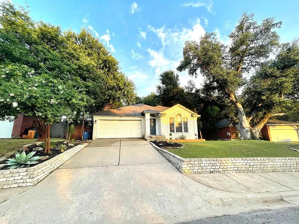 4 bed, 2.0 bath, 2044 sqft, $3,250 — Photo 1