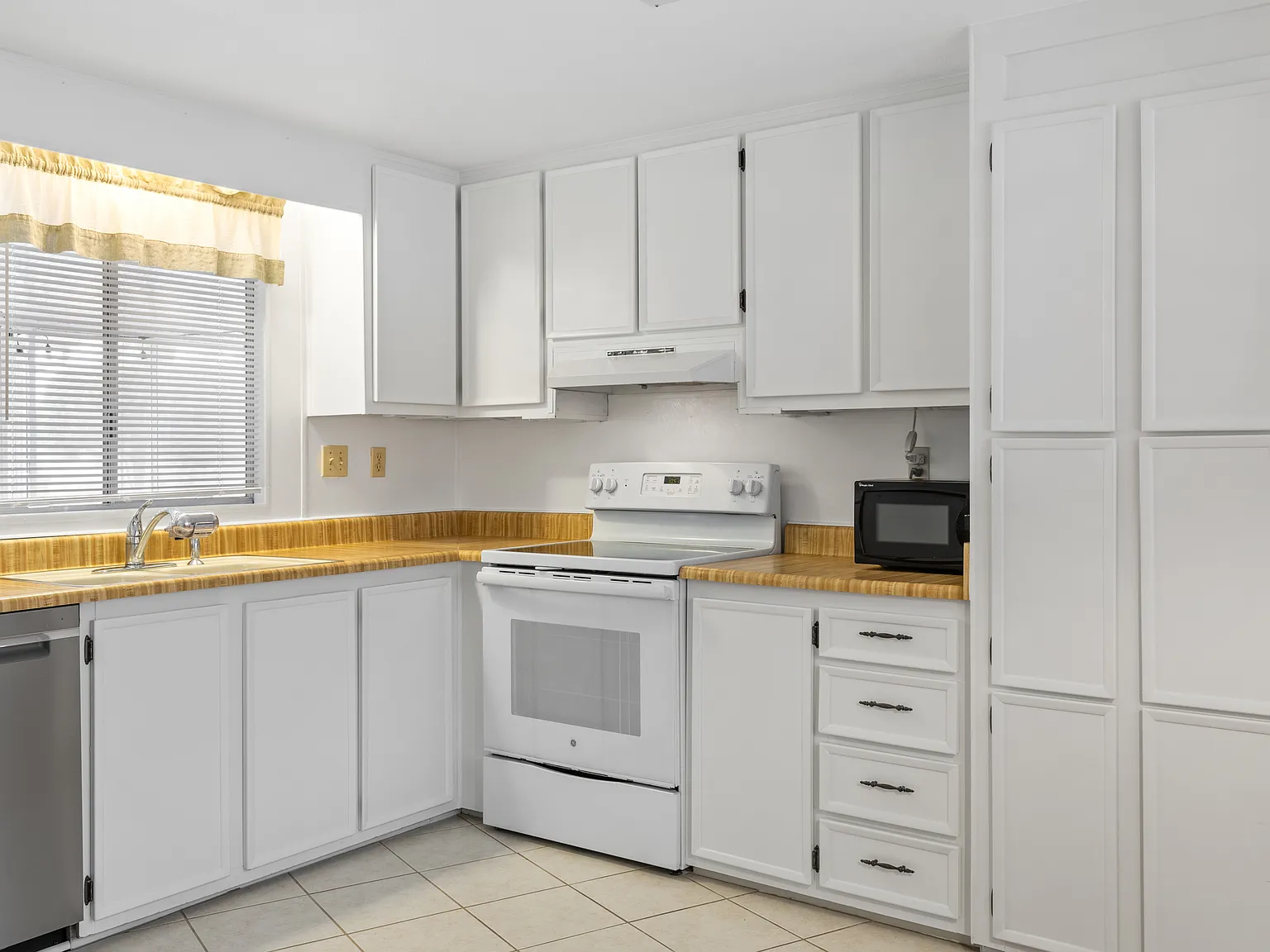 2 bed, 1115 sqft, $1,700 — Photo 3