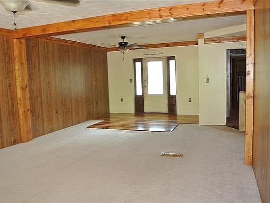 Great room with 2 cieling fans