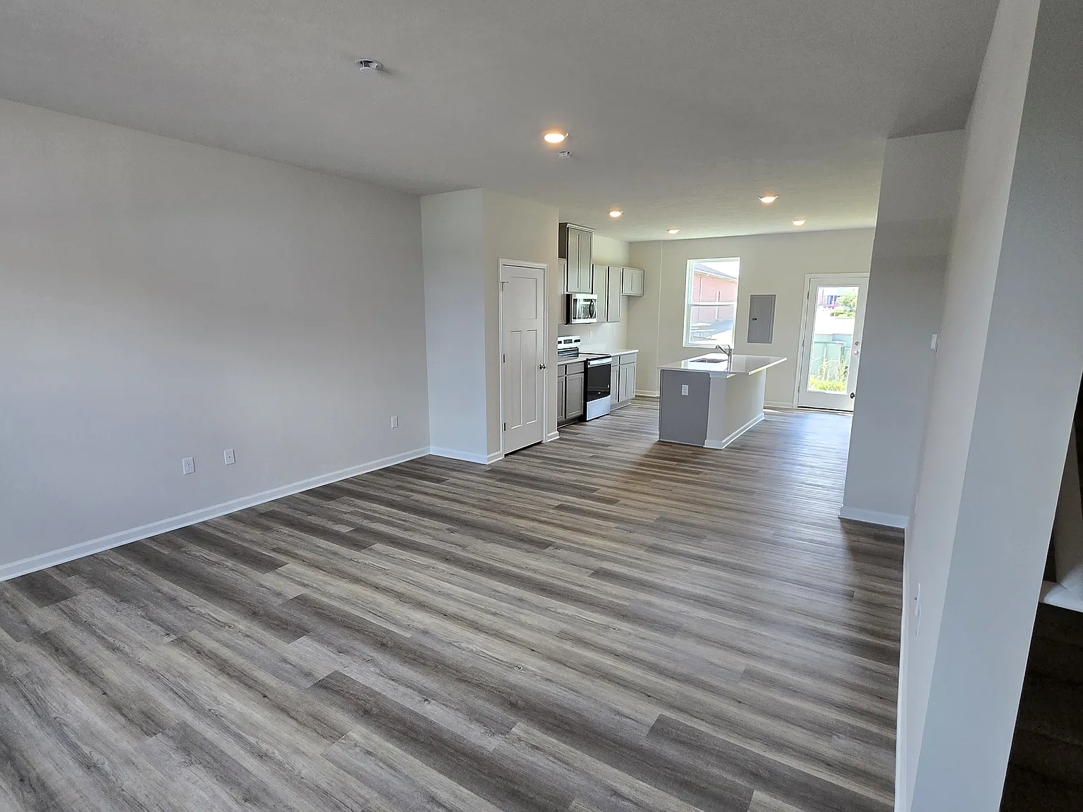 3 bed, 2.5 bath, 1431 sqft, $1,600 — Photo 2