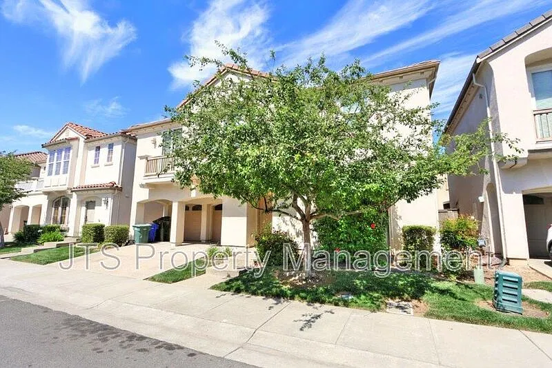 4 bed, 2.5 bath, 1876 sqft, $2,795 — Photo 4