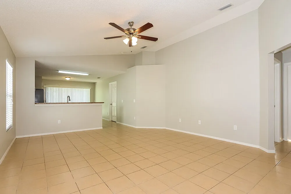 3 bed, 2.0 bath, 1277 sqft, $2,065 — Photo 4