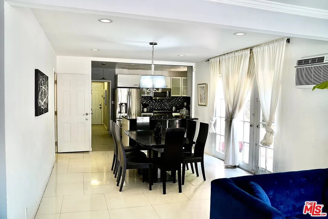 3 bed, 3.0 bath, 1700 sqft, $5,900 — Photo 3