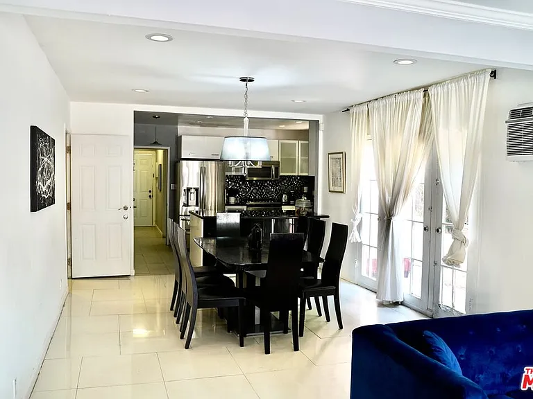 137 S Rexford Dr #1 — Photo 3