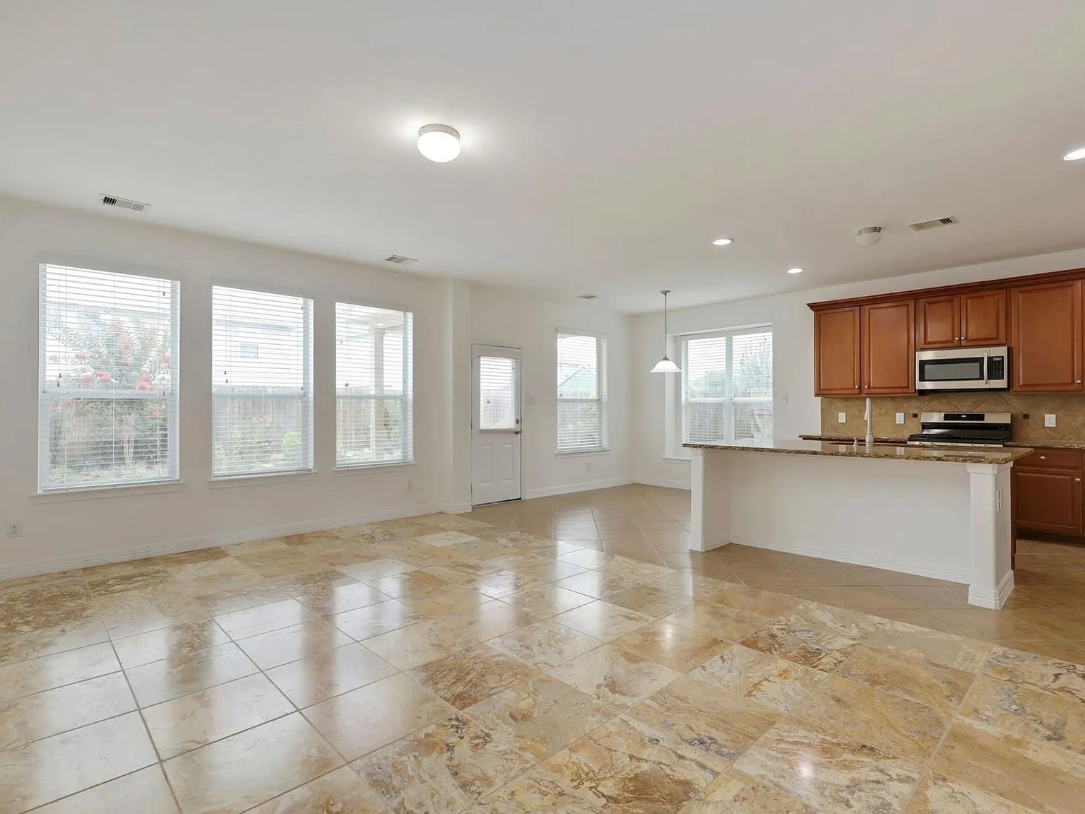 4 bed, 3.5 bath, 3053 sqft, $2,850 — Photo 4