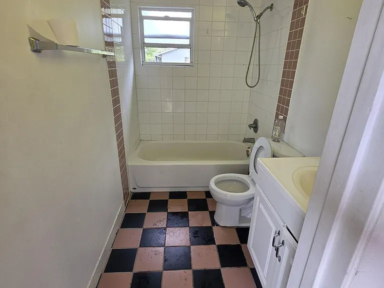 5926 Taft St — Photo 7