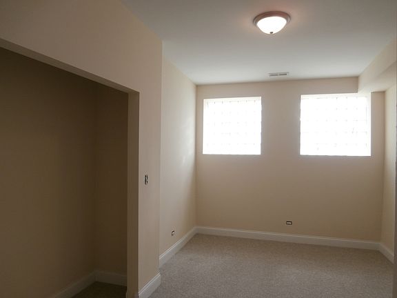 5th image of 3216 W Argyle St #1