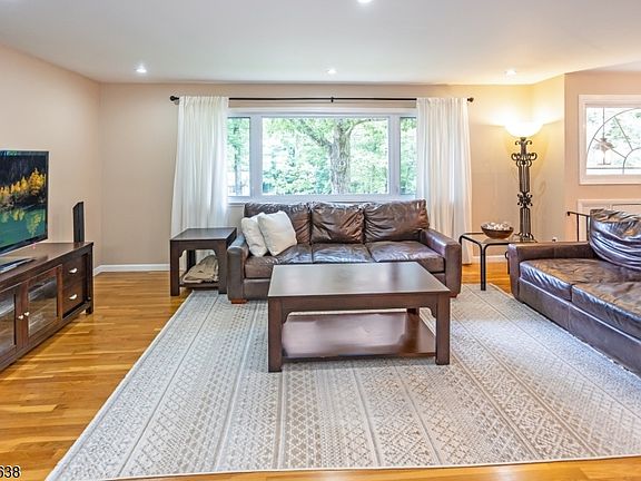 5th image of 65 Fawnridge Dr