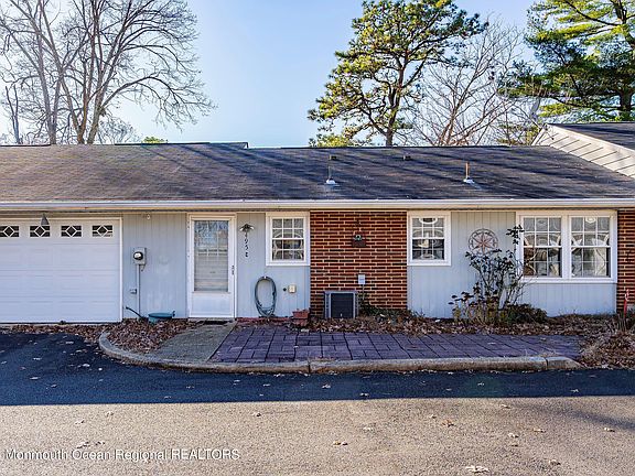 3rd image of 495C Thornbury Court