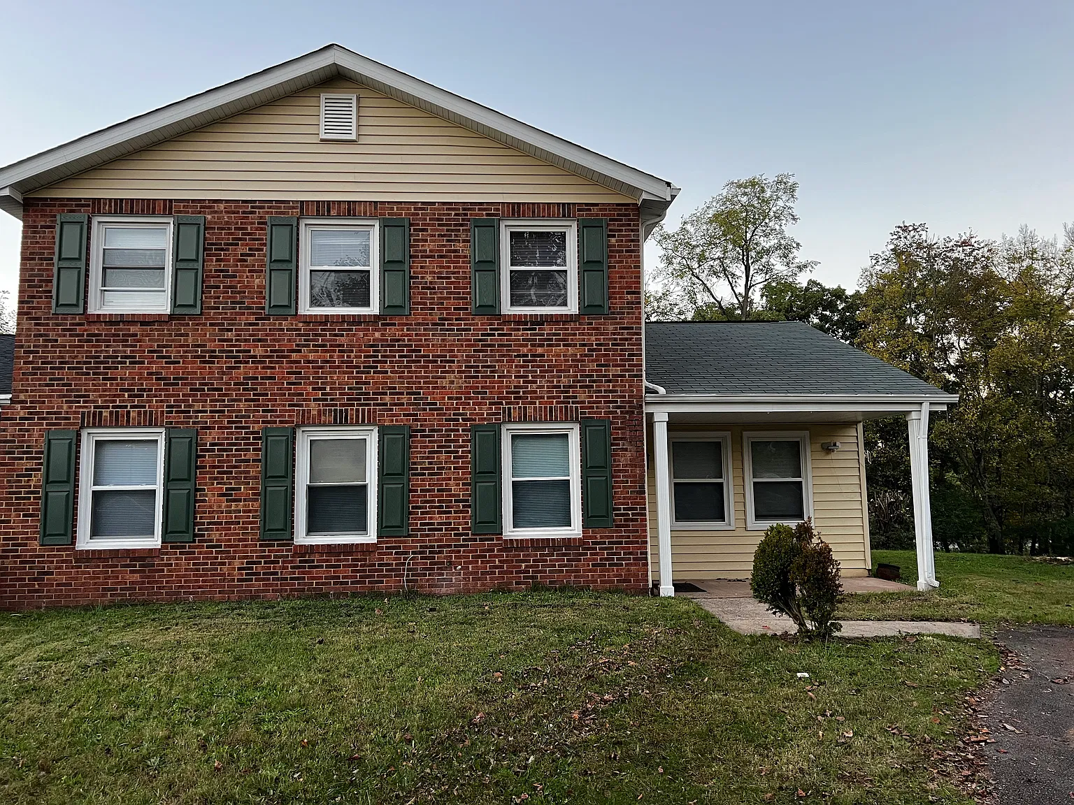 415 Harding Ct — Photo 2
