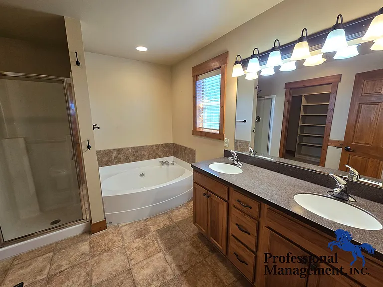 2035 Lake Hills Dr — Photo 4