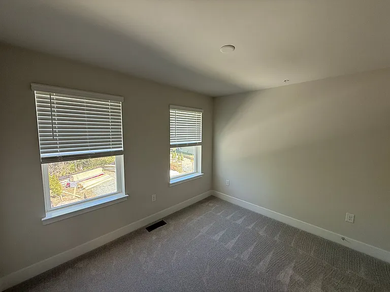 2102 Winterberry Ln — Photo 13
