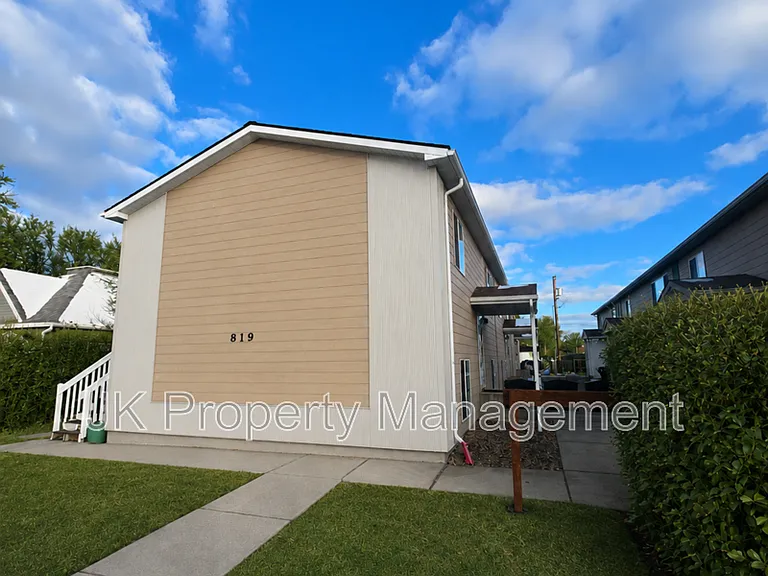 819 6th Ave S #3 — Photo 1