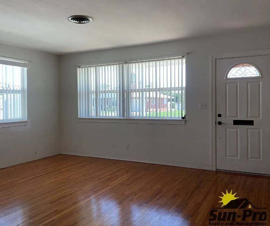 2 bed, 1.0 bath, 996 sqft, $1,975 — Photo 2