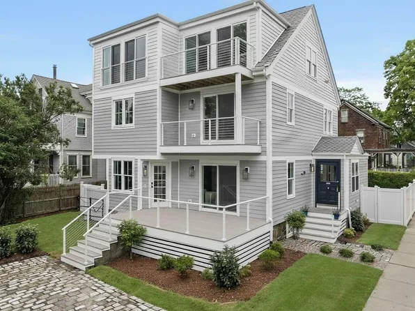 104 2nd St, Newport, RI 02840