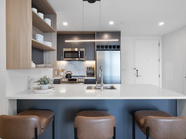 72-01 Queens Boulevard image 1 of 42