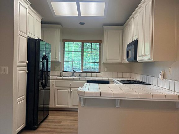2nd image of 13 Knotts Glen Ct