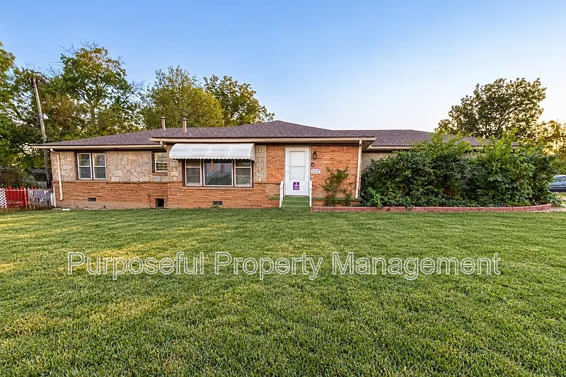3 bed, 1.0 bath, 1300 sqft, $1,399 — Photo 1