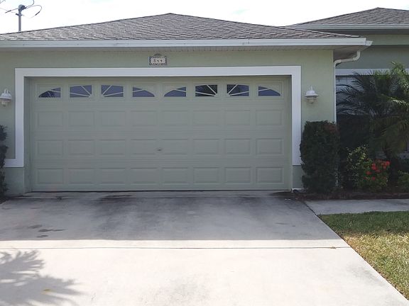 3rd image of 844 SW 37th Ter