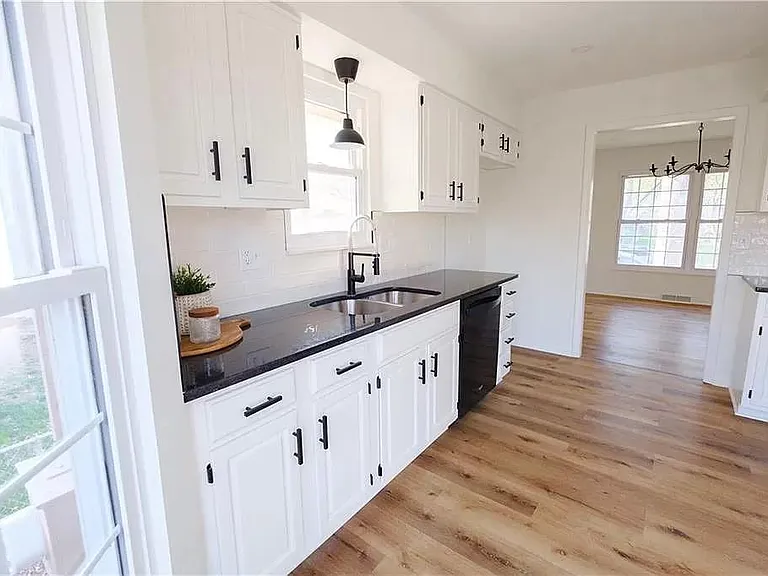 504 NE Johnston Dr — Photo 6