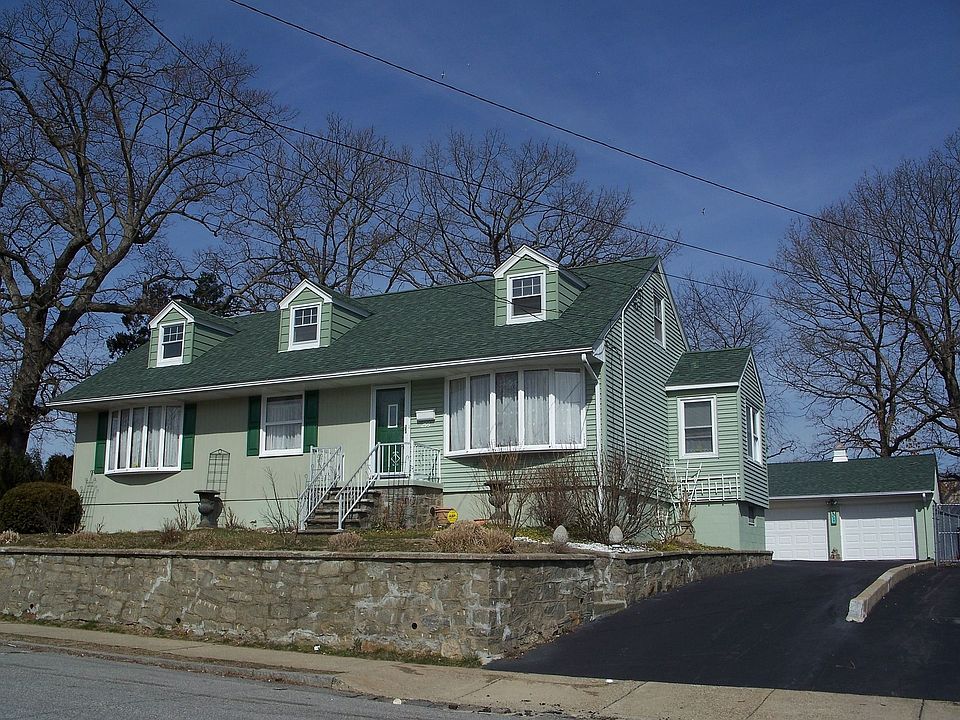 3 bdrm, 2 1/2 bath cape