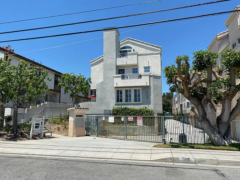 305 W Newby Ave #J — Photo 23