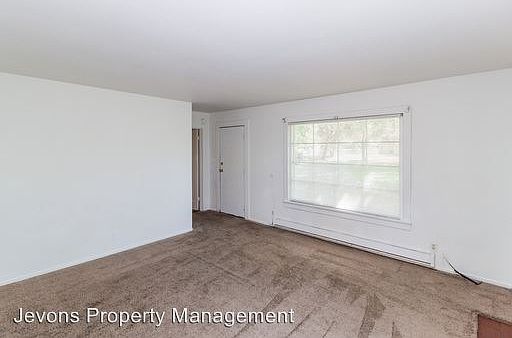 5th image of 909 E Arlington St