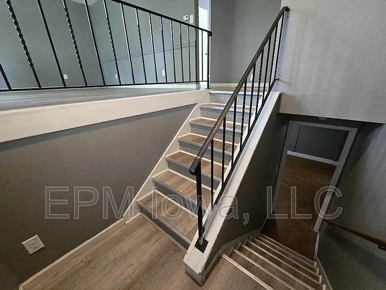 1242 Edgewood Dr — Photo 2