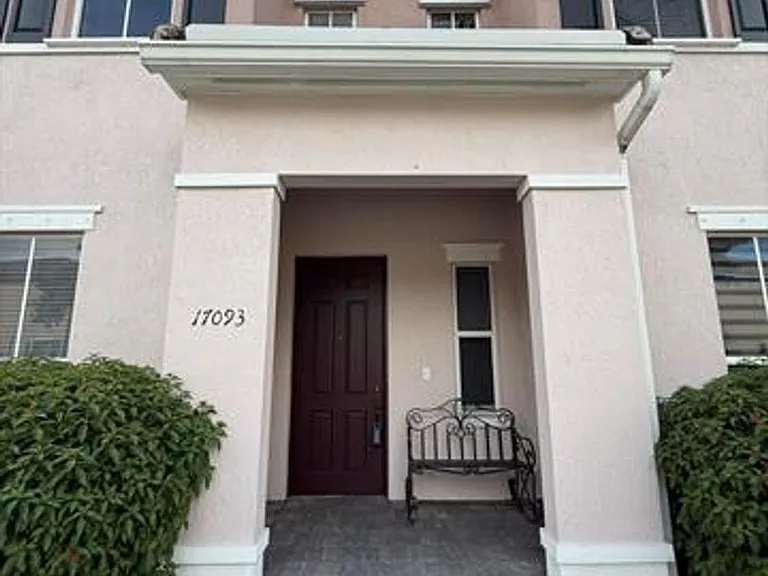 17093 SW 93rd St #Townhouse 17093 — Photo 2