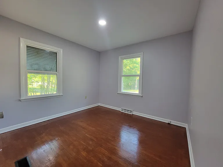 15704 Meridian Ave — Photo 3