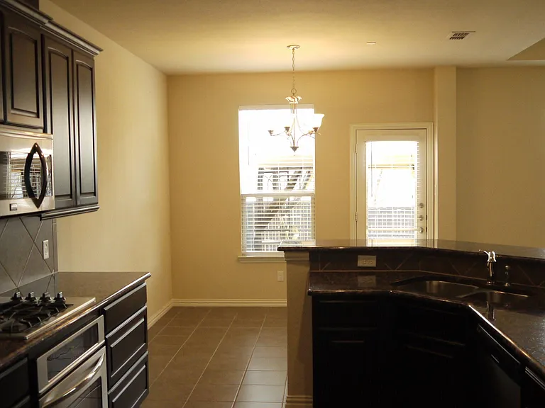 4660 Perthshire Ct — Photo 5