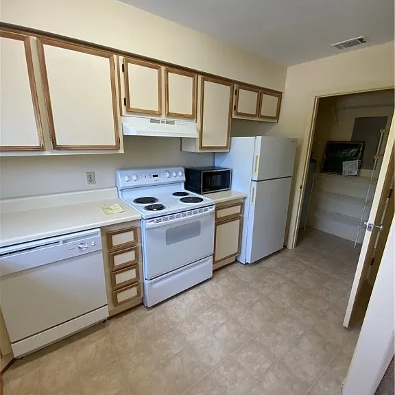 410 E Hall St #1/2 — Photo 4