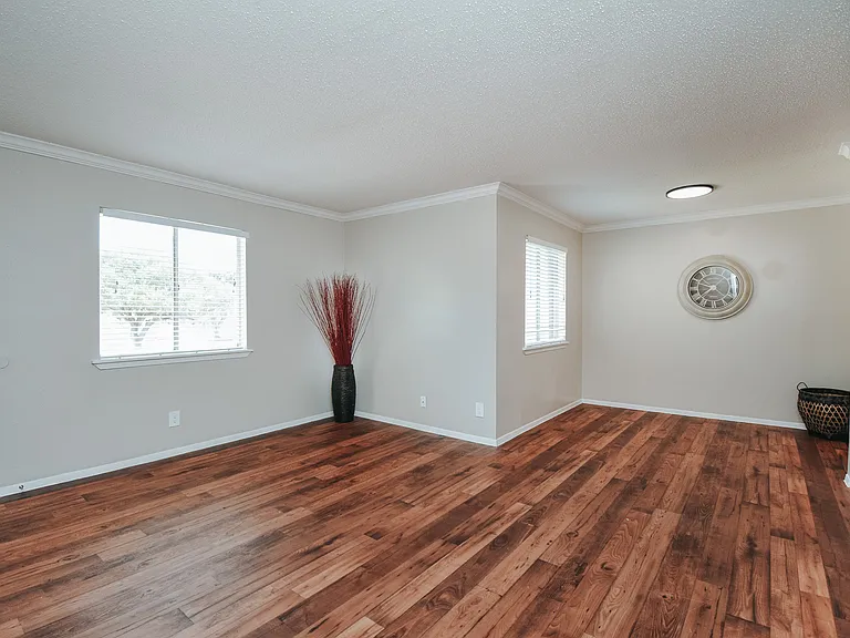 Parkwood Apartments — Photo 15