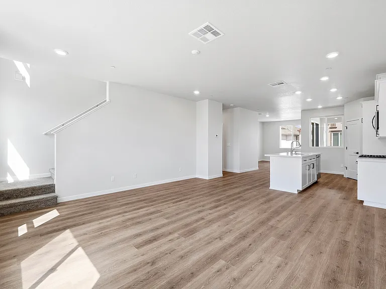 3818 E Commerce Way — Photo 24