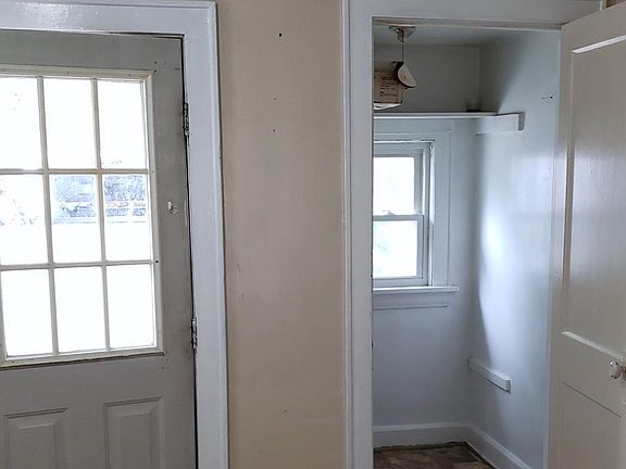 5th image of 52 E Mapledale Ave