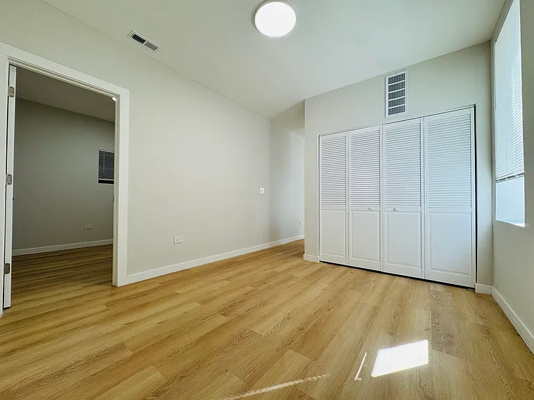 833 W 35th Pl #1R — Photo 5