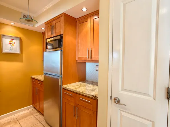 330 East 38th Street image 5 of 23