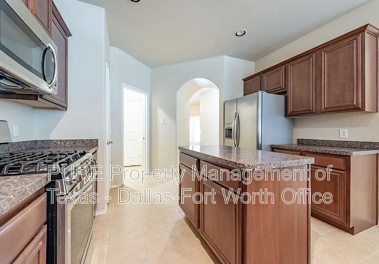 1012 Lake Hollow Dr — Photo 8