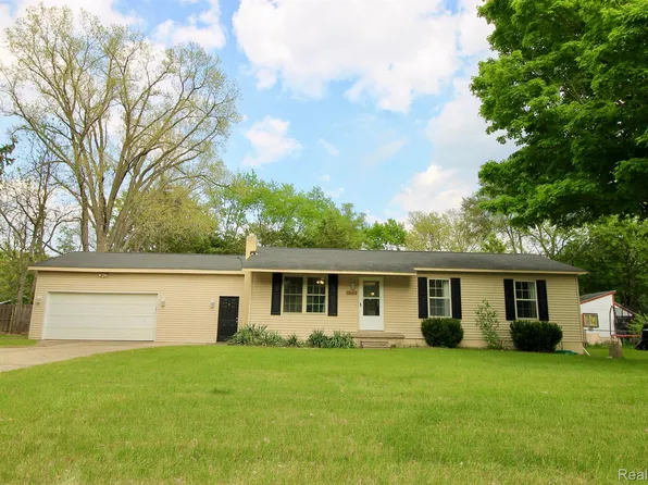 15129 Roach Dr, Linden, MI 48451
