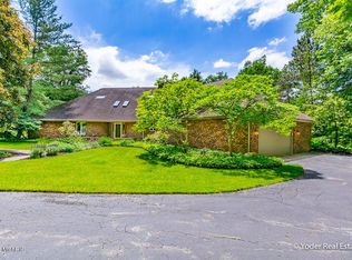 10011 E River Shore Dr SE, Alto, MI 49302