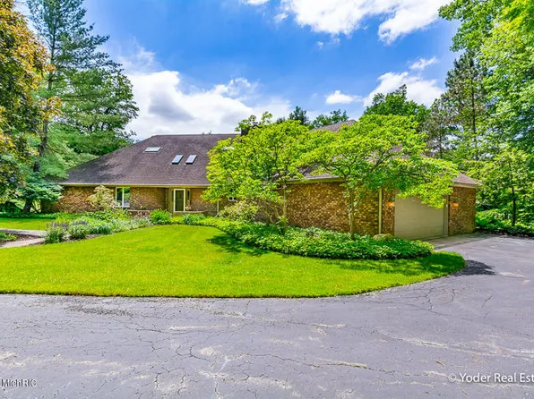 10011 E River Shore Dr SE, Alto, MI 49302