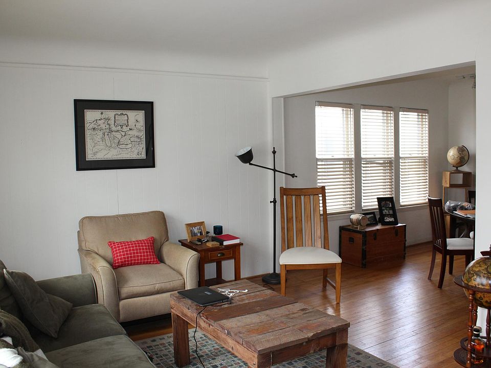 Living Rm opens to Dining Rm