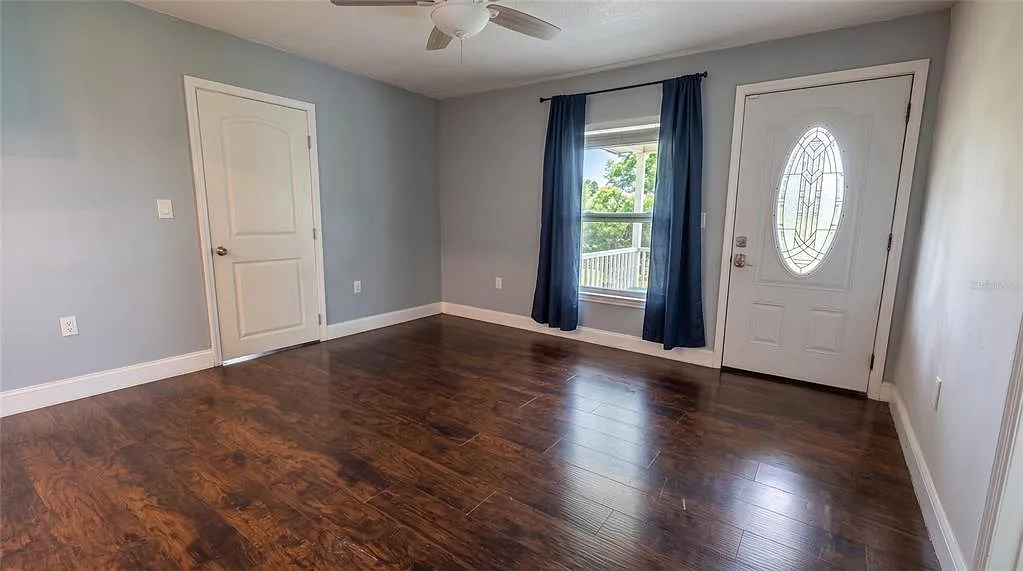 3 bed, 2.0 bath, 1038 sqft, $2,350 — Photo 4