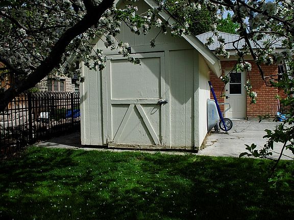 4th image of 110 E Center St