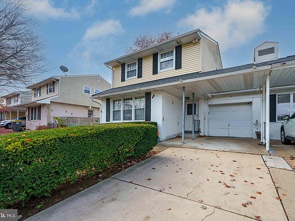 3rd image of 737 E Birchtree Ln